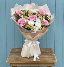 Букет цветов из:  Гвоздики, Орхидеи и Розы в Кемь