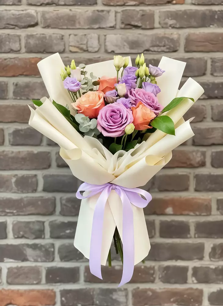 Букет цветов из: Лизиантусы и Розы в Кемь