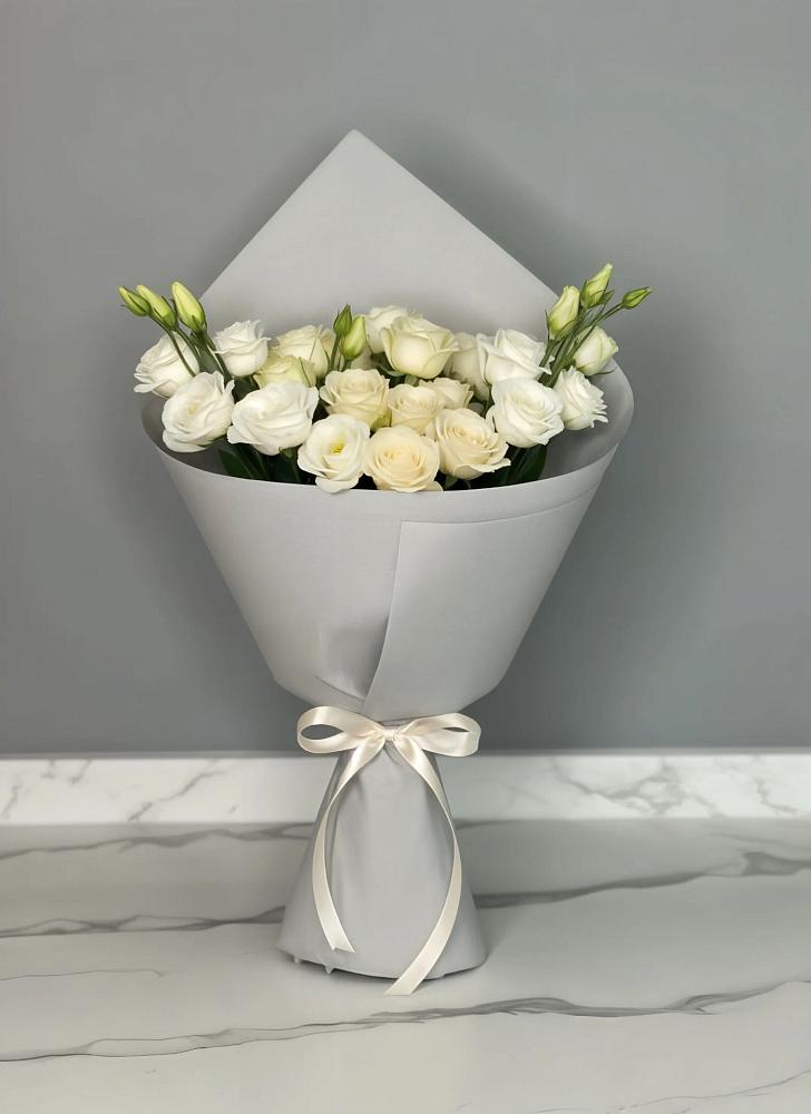 Букет цветов из: Розы и Лизиантусы в Кемь