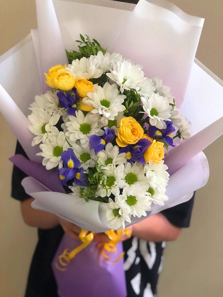 Букет цветов из: Ирисы, Хризантемы и Розы в Кемь