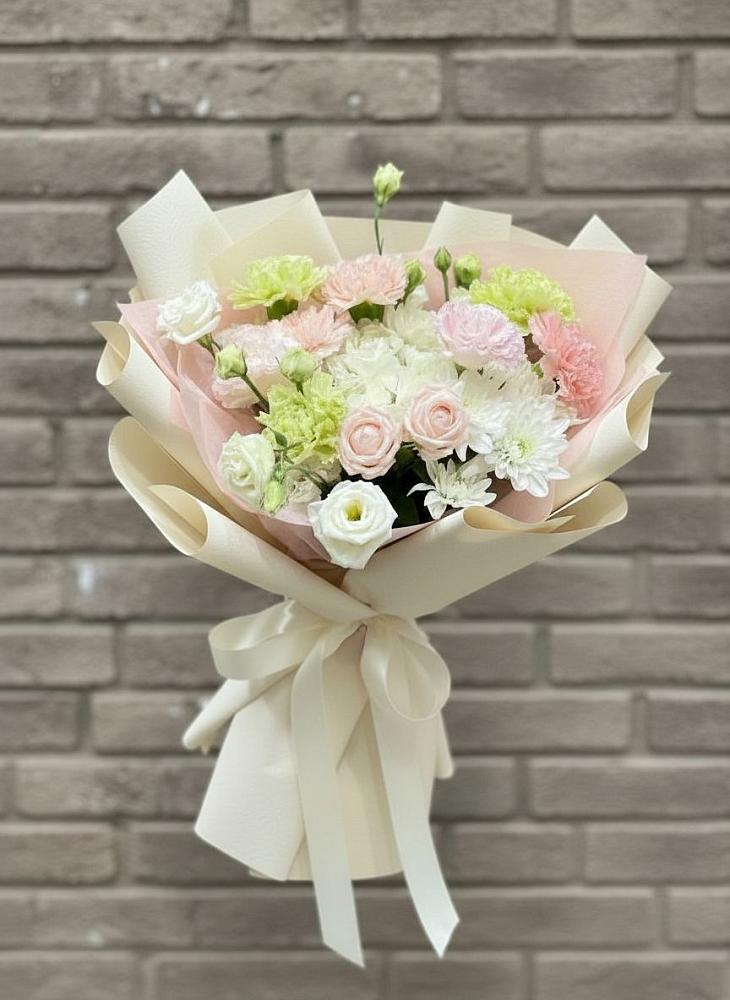 Букет цветов из: Гвоздики, Розы, Лизиантусы и Хризантемы в Кемь