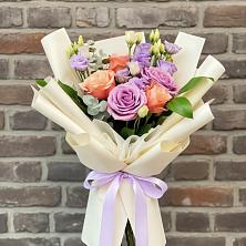 Букет цветов из:  Лизиантусы и Розы в Кемь