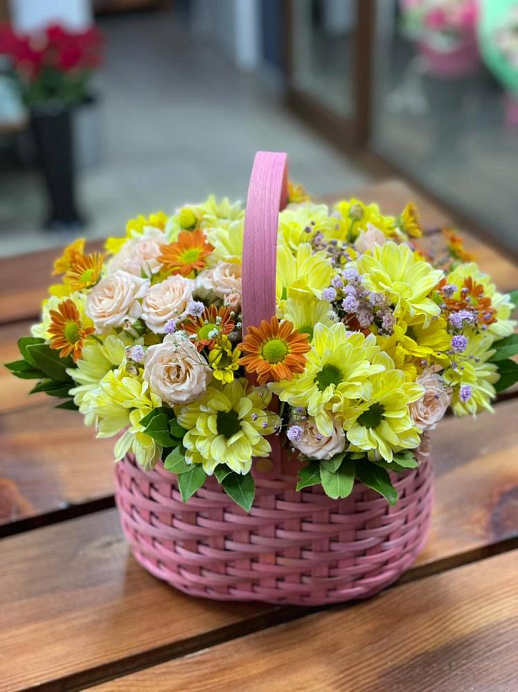 Цветочная композиция из Хризантемы и Розы в корзине в Кемь