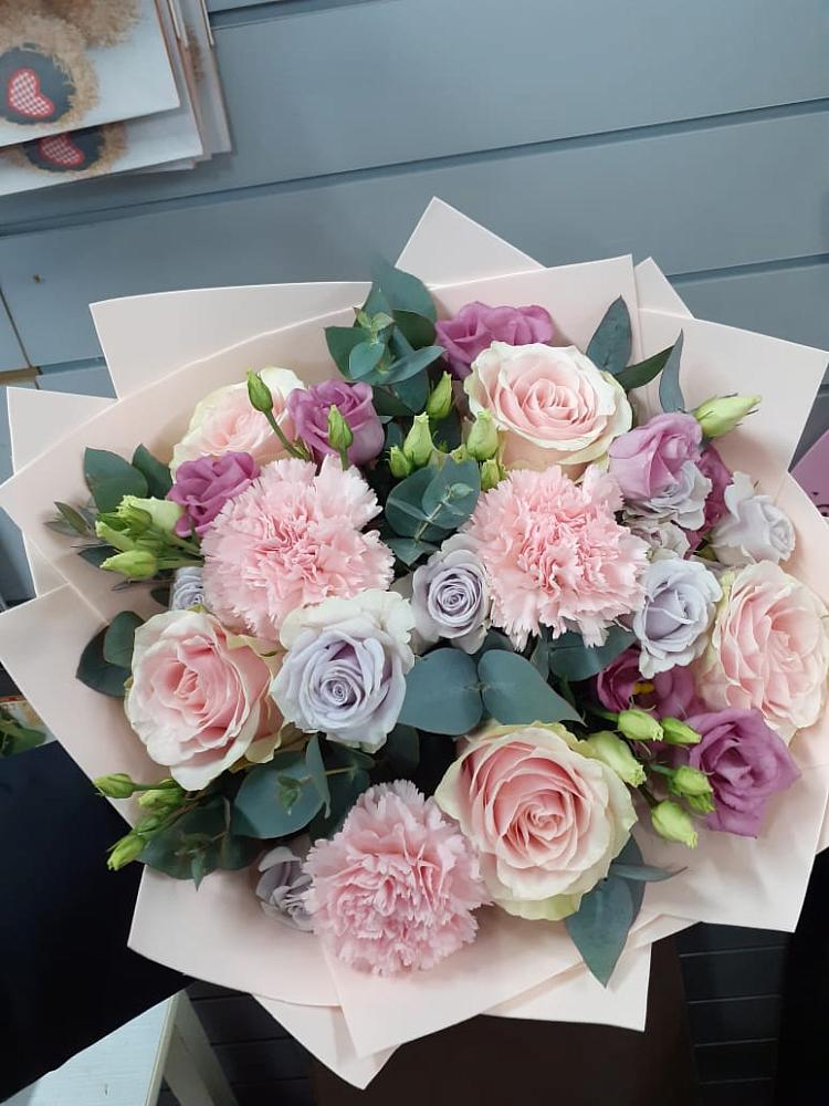 Букет цветов из: Розы, Гвоздики и Лизиантусы в Кемь