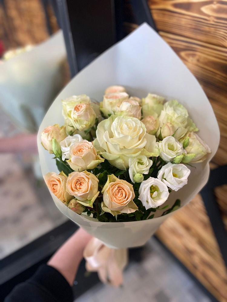 Букет цветов из: Розы и Лизиантусы в Кемь